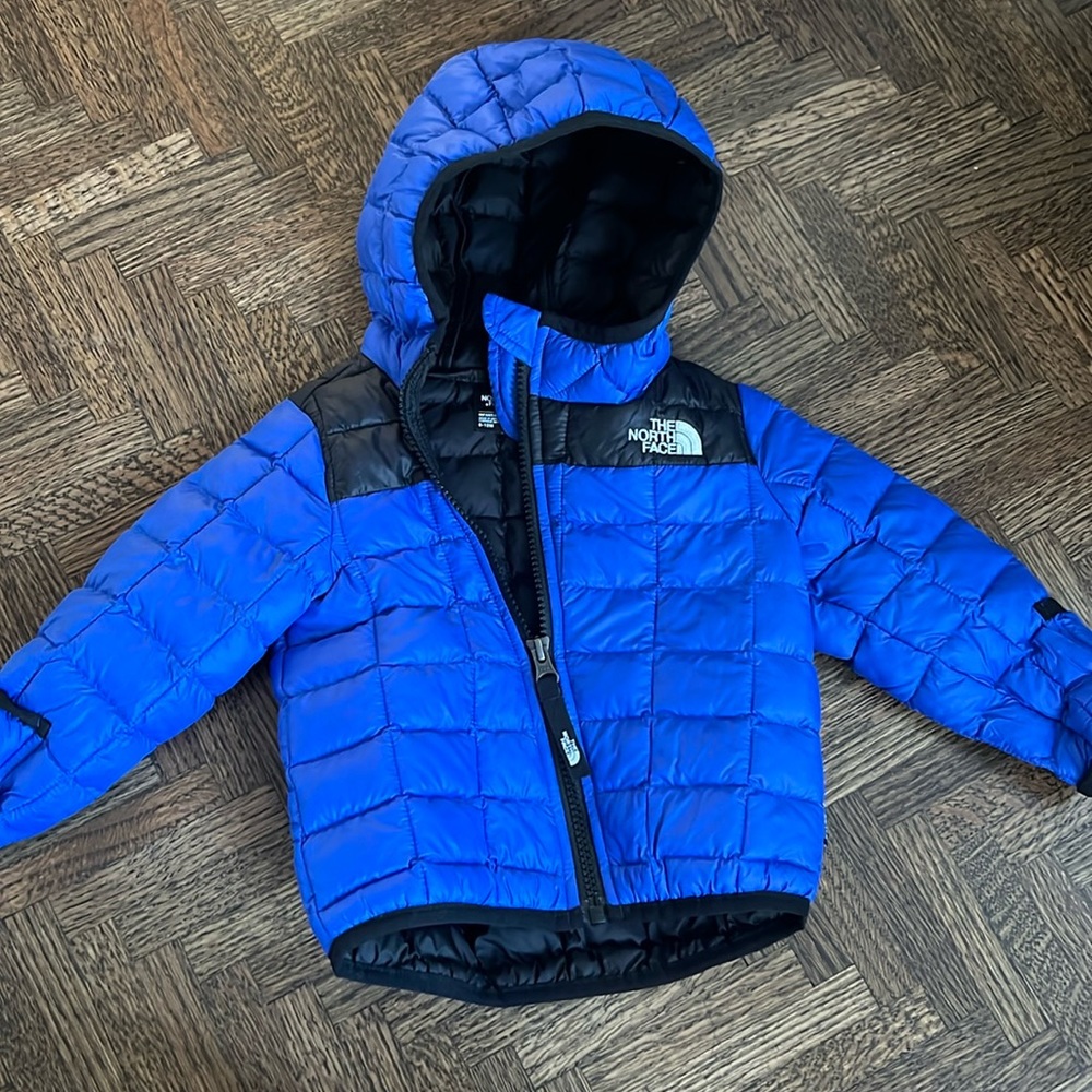 6-12M kids North Face, never worn